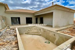 Einstöckiges Haus mit 3-SZ  und privatem Pool in der...